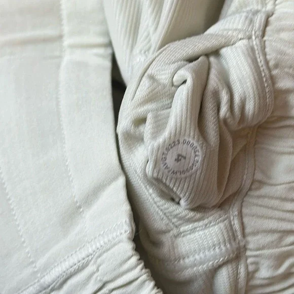 Lululemon Hotty Hot Low-Rise Lined Short 4" Bone size 4 NWT - Picture 5 of 5